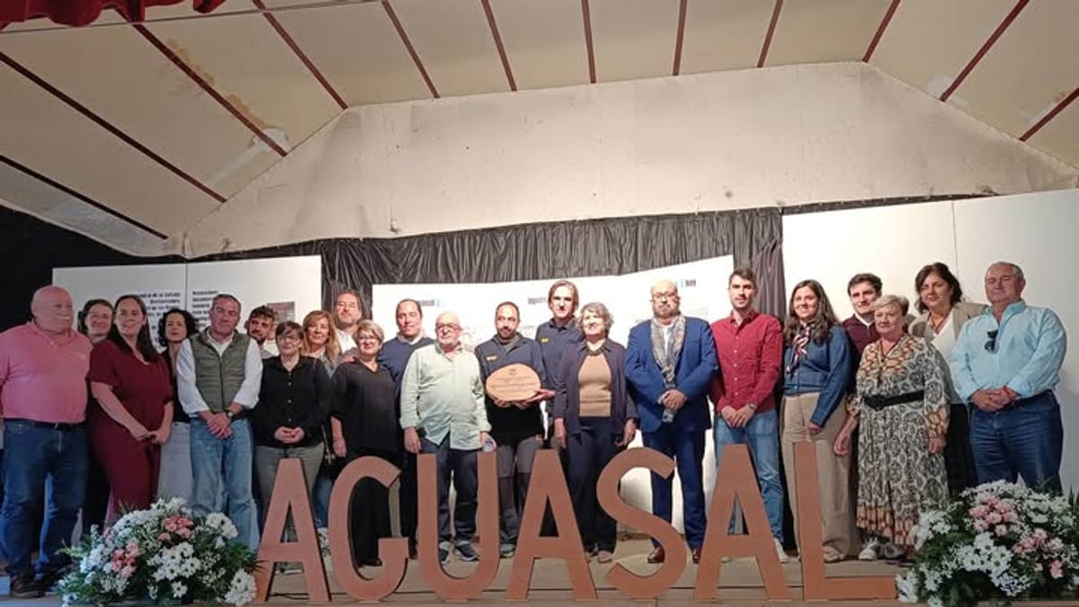 Acto de reconocimiento a la BRIF de La Iglesuela y presentación de Aguasal Hoy con diputados y representantes de la Sociedad de Amigos de la Sierra de San Vicente