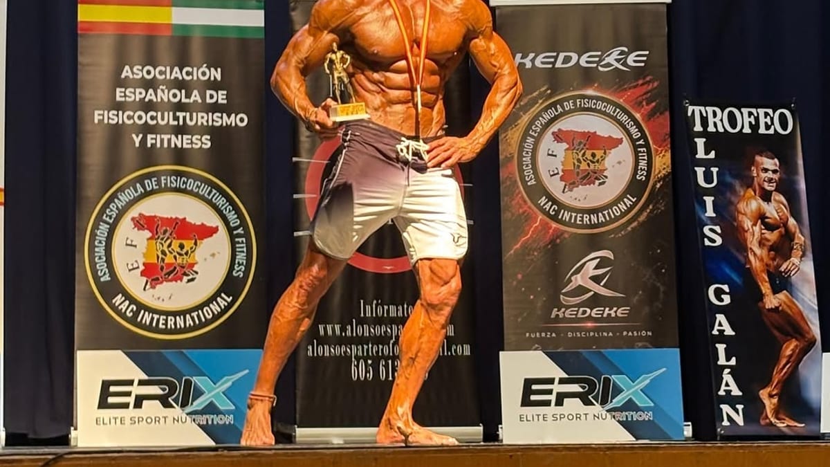 Bruno Fernández posa con su trofeo tras ganar el I Trofeo Luís Galán AEFF 2026 en la categoría Men's Physique