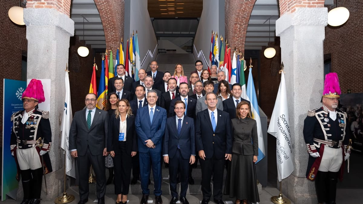 Bruno García, alcalde de Cádiz, en el II Encuentro de Ciudades Iberoamericanas en Madrid, con banderines de Iberoamérica y Secretaría General Iberoamericana