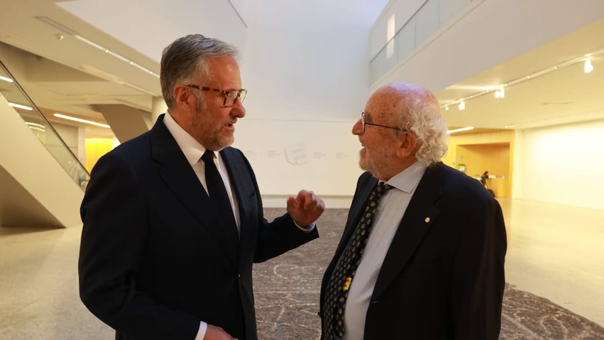 Carlos Pollán, vicepresidente primero de la Junta de Castilla y León, asiste a la ponencia del Premio Nobel de Física Michel Mayor en el Foro Ágora de Ciencia de Burgos