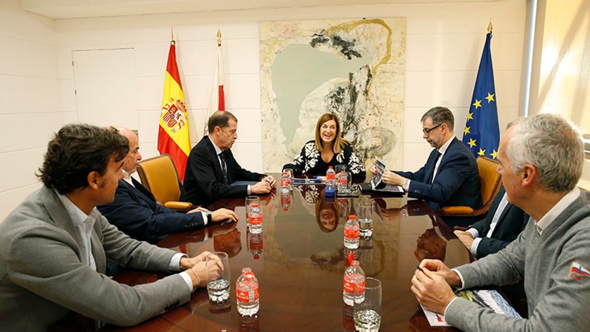 Reunión de la presidenta de Cantabria con la Junta Directiva del Real Club Marítimo de Santander