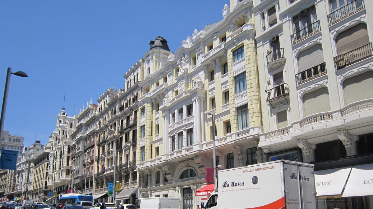 Cabalgata de Hispanidad 2026 en la Gran Vía de Madrid con participación de delegaciones de 22 países