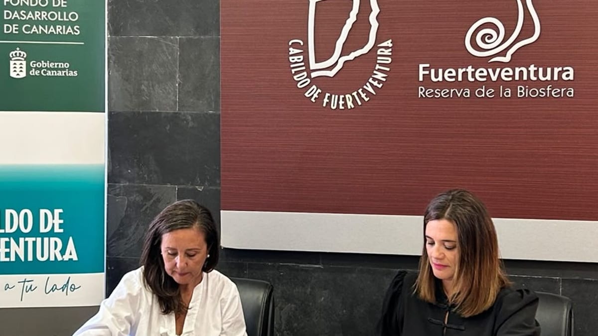 Acto de firma del convenio de colaboración entre el Cabildo de Fuerteventura y Fuerteventura Fashion Week