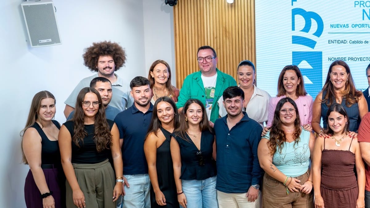 Participantes y tutores del programa Nuevas Oportunidades de Empleo 2025 en el acto de clausura en el Palacio de Formación y Congresos del Cabildo de Fuerteventura