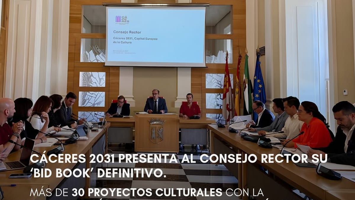 Cartel informativo de Cáceres 2031 presentando el bid book definitivo al Consejo Rector para la Capitalidad Europea de la Cultura