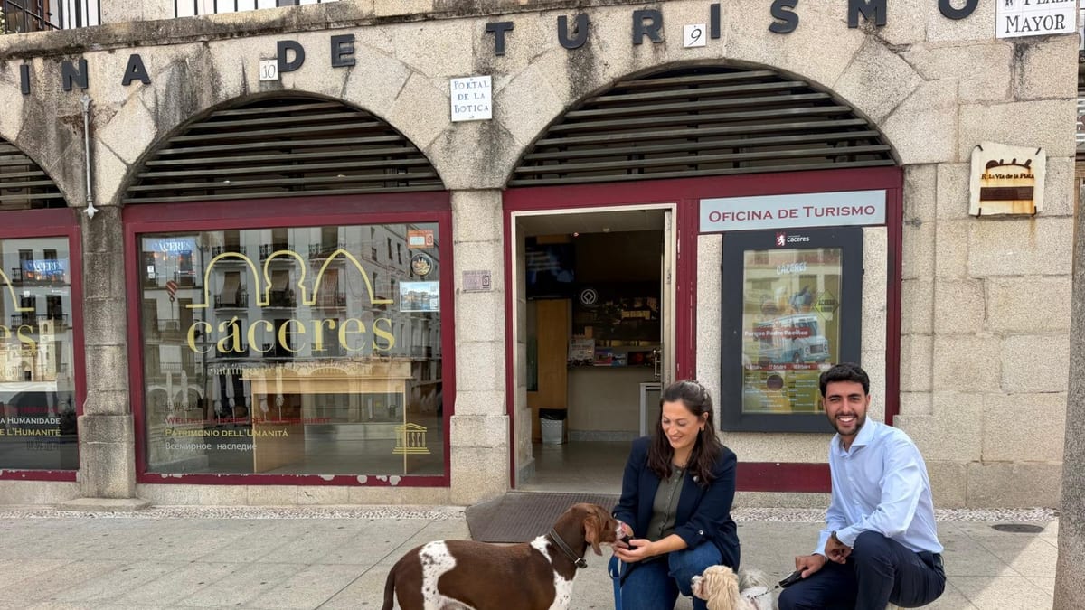 Oficina de Turismo de Cáceres en la Plaza Mayor con distintivos de Patrimonio de la Humanidad