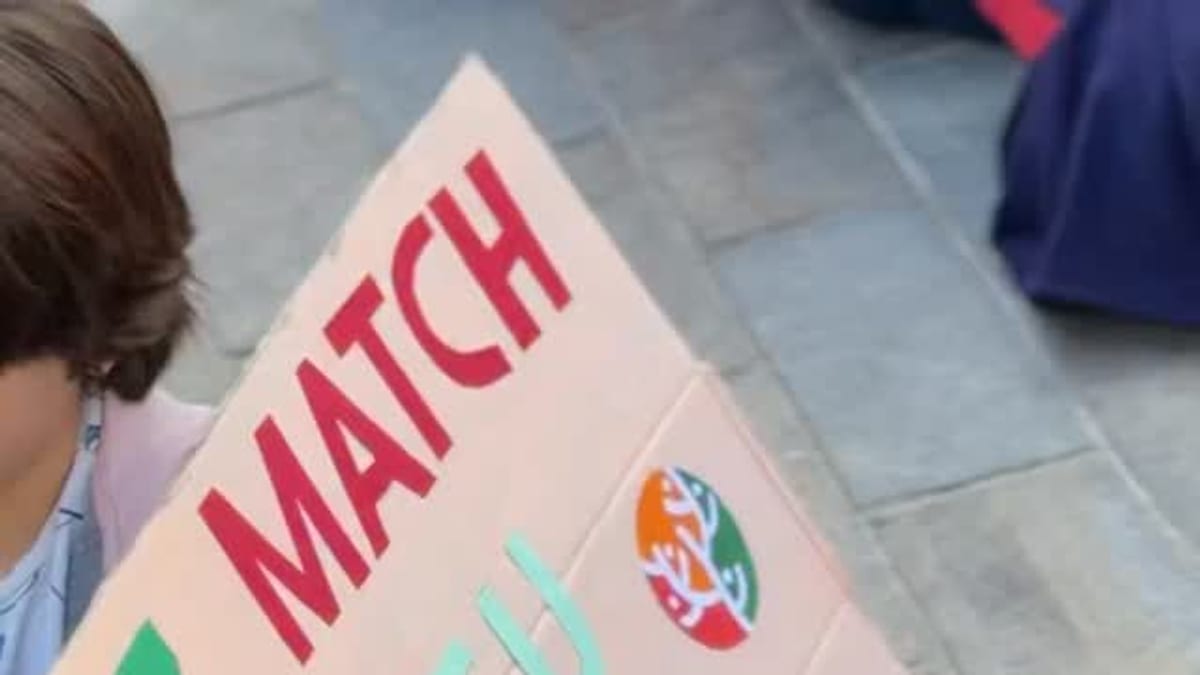 Cartel conmemorativo del Día Mundial de la Salud Mental con el lema 'Haz match con tu salud mental' en Cáceres