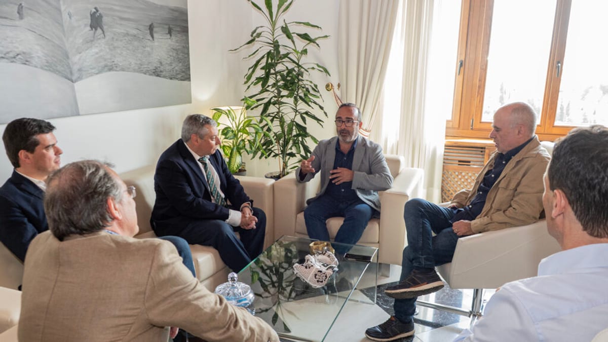 Miguel Ángel Morales recibe a delegación de intendentes uruguayos en la Diputación de Cáceres