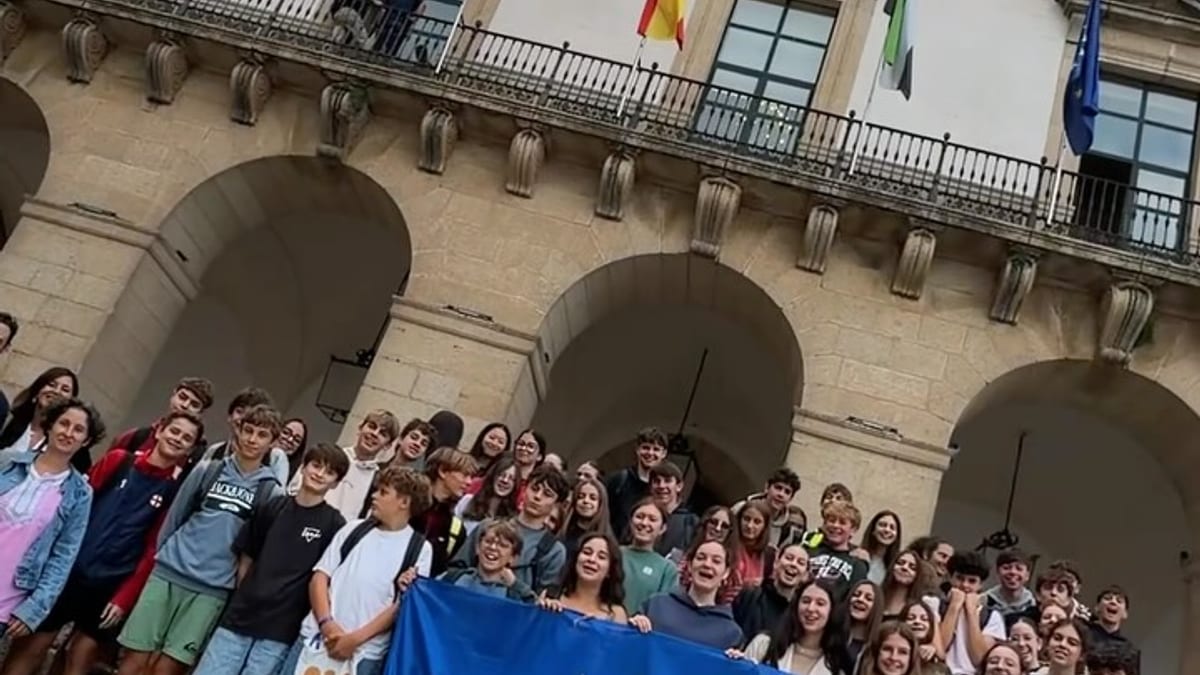 Recepción oficial en el Salón de Plenos del Ayuntamiento de Cáceres de estudiantes participantes en el Programa Erasmus del IES Norba