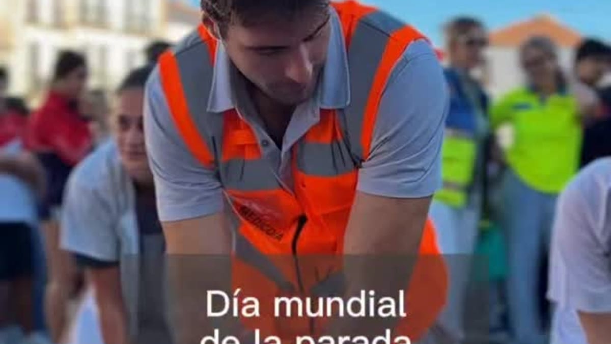 Grupo de alumnos de centros educativos de Cáceres recibiendo formación en técnicas de reanimación cardiopulmonar durante un curso de la Consejería de Salud