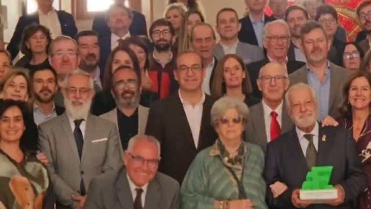 Acto de entrega de los III Premios de la Asociación Extremeña de Fundaciones en el Museo Helga de Alvear de Cáceres, con asistentes posando para la fotografía