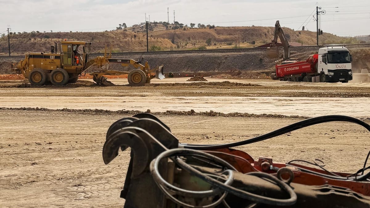 Máquinas de obras en el Parque Comercial Way Cáceres, junto a la barriada de El Junquillo
