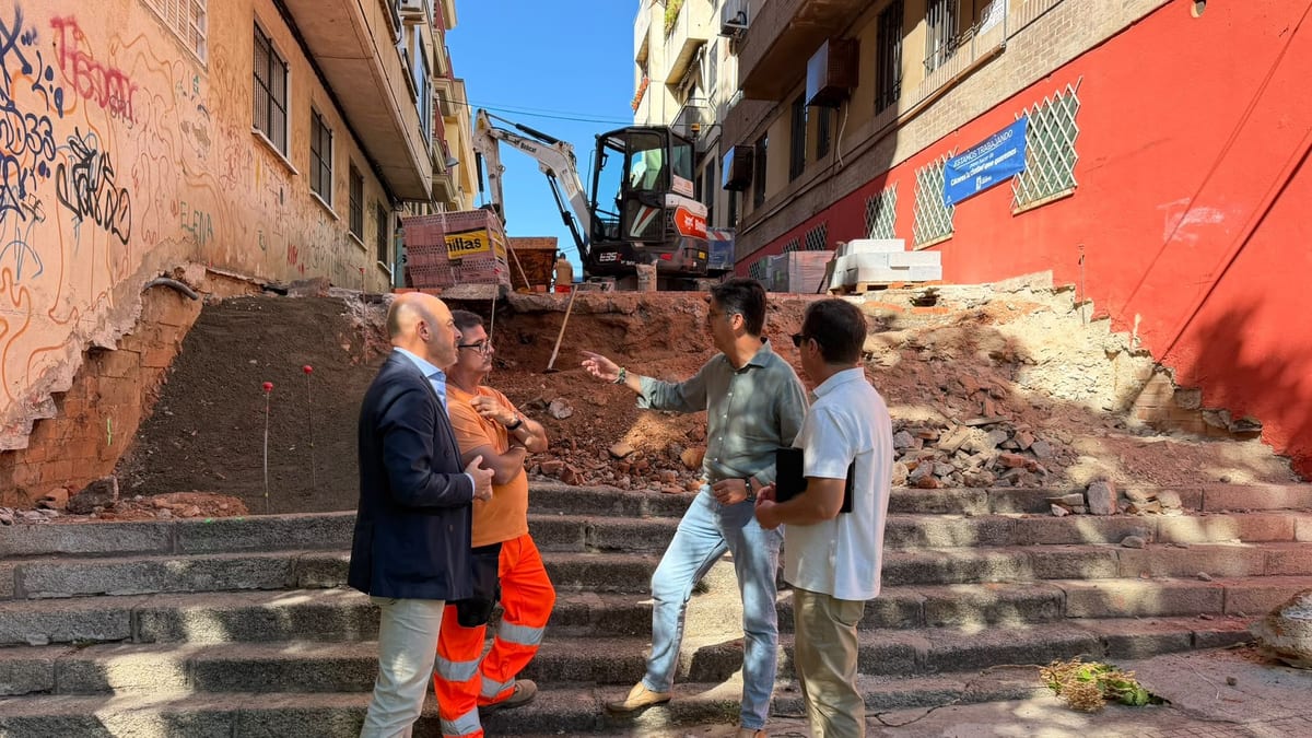 Escaleras renovadas con rampa de accesibilidad en la calle Alfonso IX del entorno del Gran Teatro de Cáceres