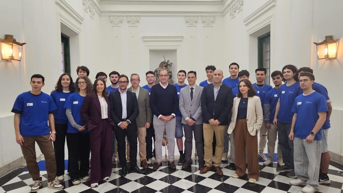 El alcalde Rafael Mateos y el concejal Emilio Borrega reciben a los participantes de Líderes Digitales Universitarios en el Salón de Plenos del Ayuntamiento de Cáceres