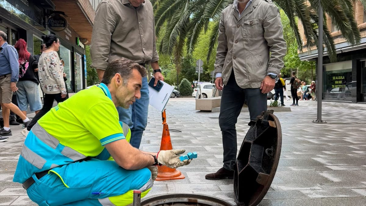 Trabajadores del Ayuntamiento de Cáceres realizan tareas de desratización en la red de alcantarillado municipal