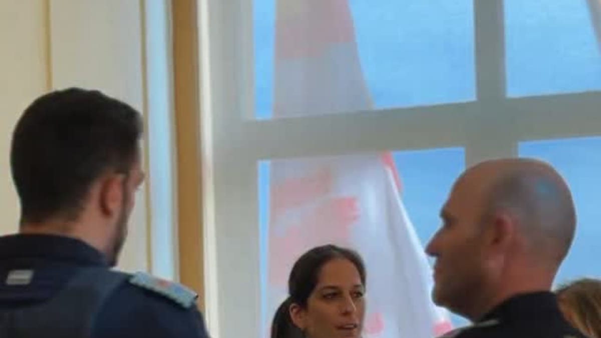 Acto de bienvenida a nuevos agentes de la Policía Local de Cáceres en el salón de plenos, con el alcalde Rafa Mateos y el concejal Pedro J. Muriel