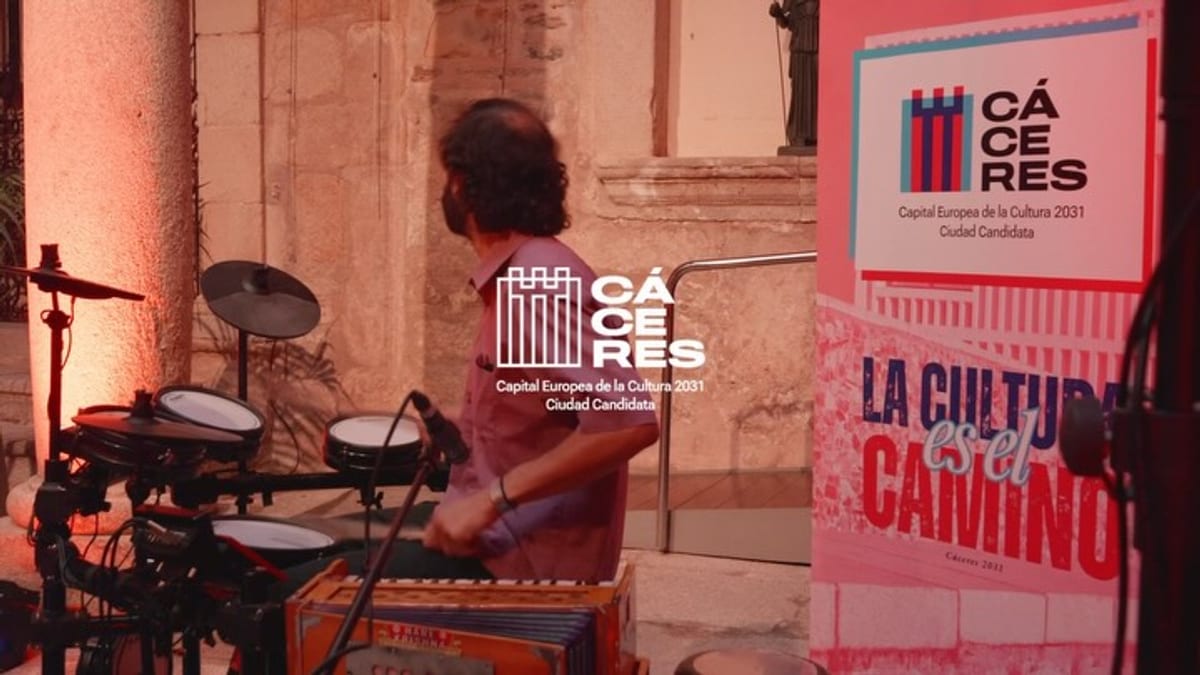 Cartel de la candidatura de Cáceres a Capital Europea de la Cultura 2031, con el lema 'La cultura camina'