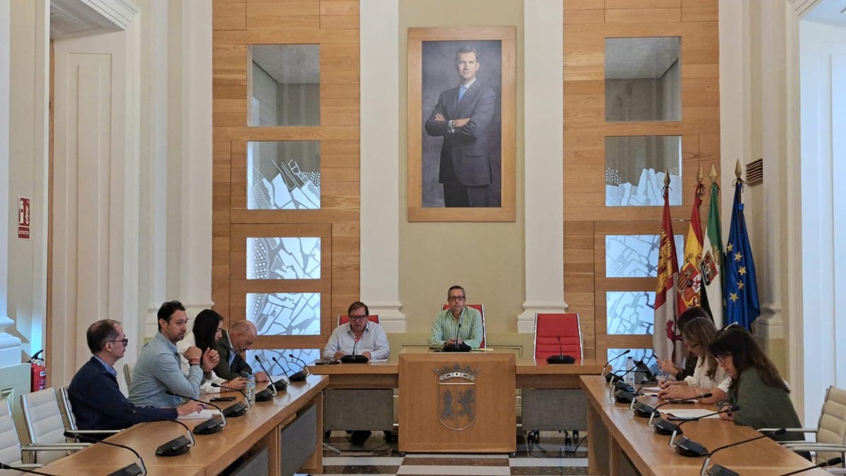 Sala de sesiones del Pleno municipal de Cáceres durante la comisión de Recursos Humanos y Empresa