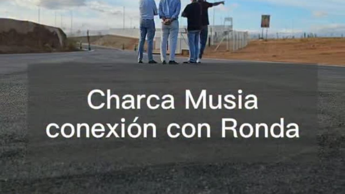 Alcalde de Cáceres y concejal de Obras visitando las obras del camino de Charca Musia hacia la Ronda Sureste