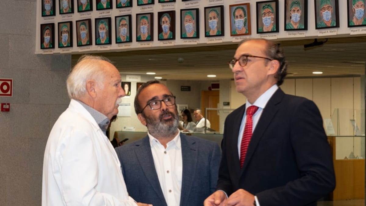 El presidente de la Diputación de Cáceres y especialistas internacionales en conversación durante el I Simposio Internacional de Terapia y Cirugía Fetal en el CCMI Jesús Usón