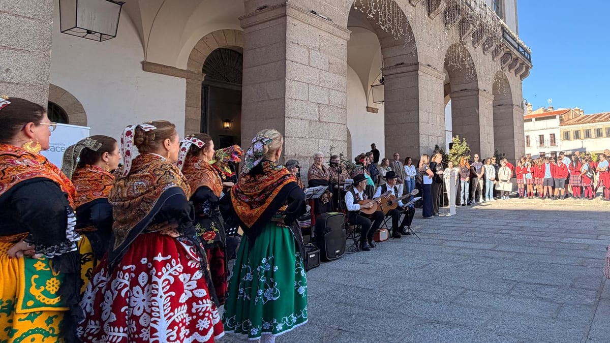 Acto conmemorativo del Día Mundial de la Salud Mental en Cáceres con autoridades municipales