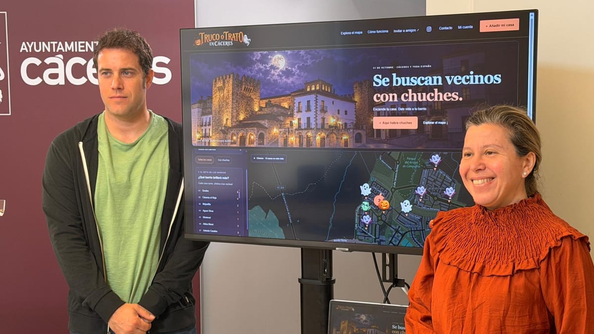 Cartel promocional de la plataforma truco-o-trato.com para Halloween en Cáceres con mapa interactivo