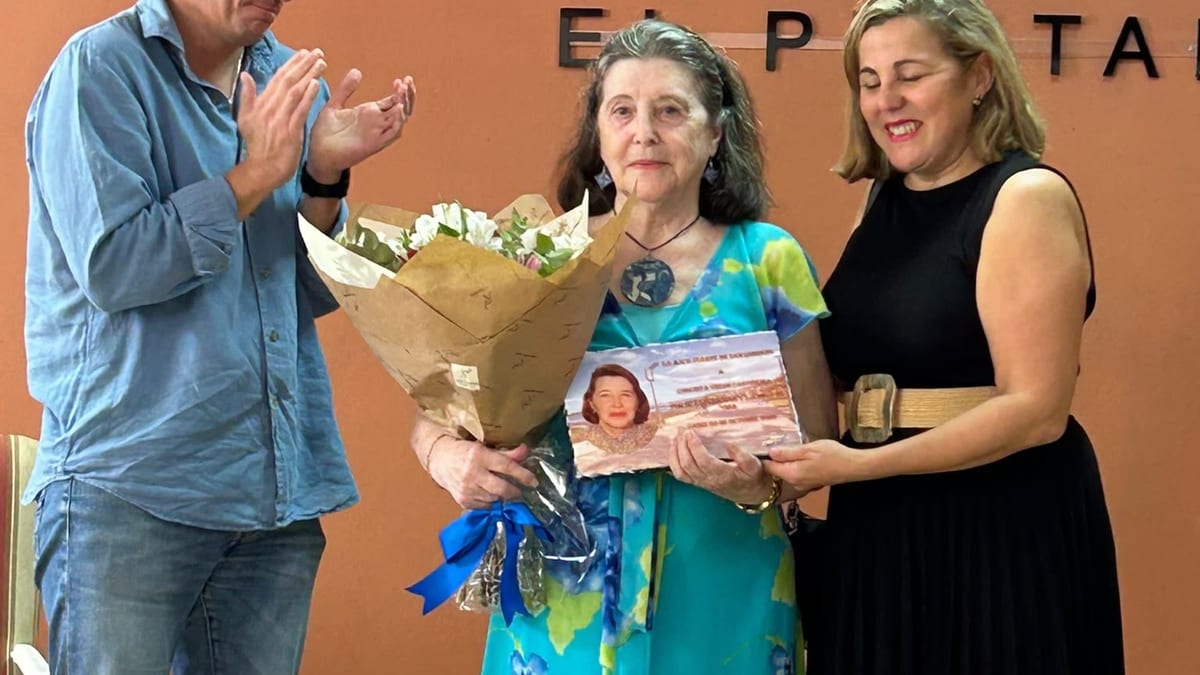 Celebración del Día del Mayor en la Asociación de Vecinos de Puntales, Cádiz, con participación de Pablo Otero y Loli Pavón