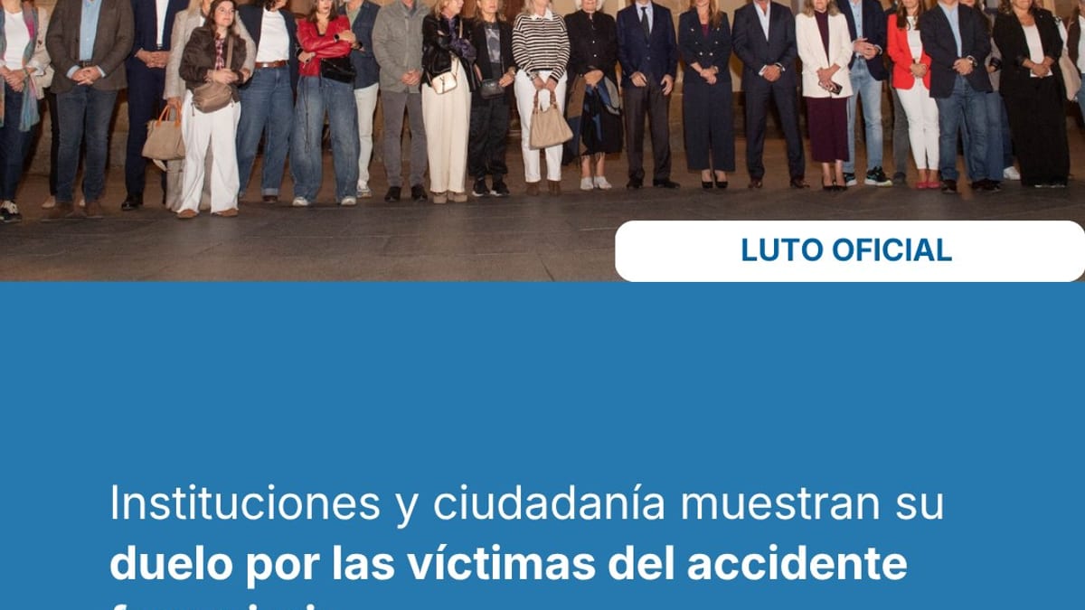 Concentración de luto en Cádiz frente al Ayuntamiento por víctimas del accidente ferroviario de Toledo