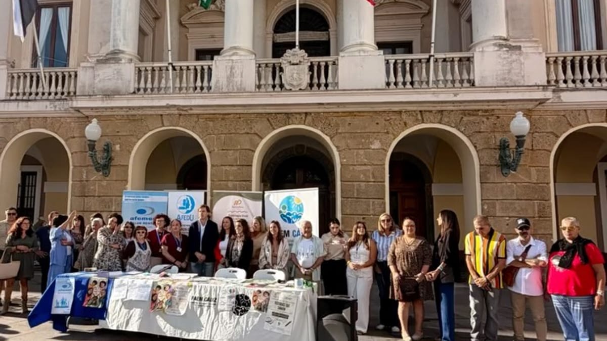Participantes en la jornada del Día Mundial de la Salud Mental en Cádiz, con actividades de convivencia y sensibilización para romper estigmas