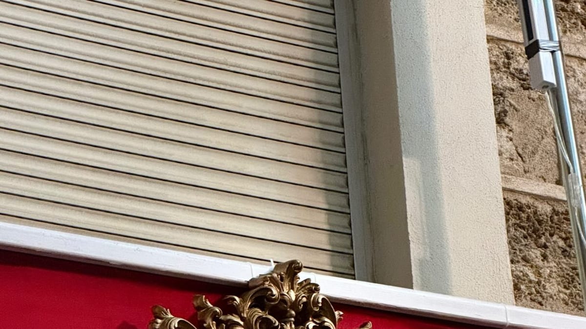 Calle Sopranis engalanada en Cádiz para la recepción de Nuestra Señora del Rosario Coronada