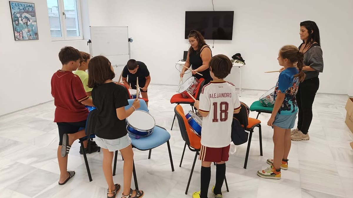 Cartel de inicio del curso de la Escuela Municipal del Carnaval de Cádiz con clases de percusión