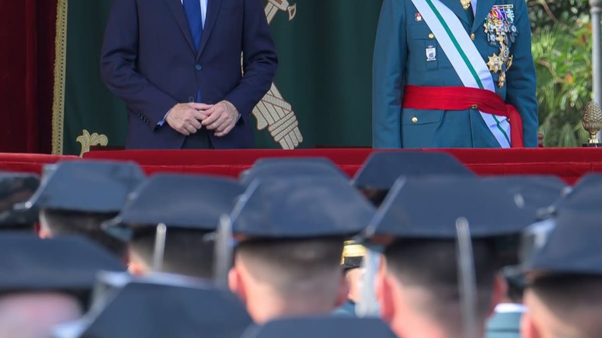 Parada militar de la Guardia Civil en Cádiz durante la Semana Institucional en honor a la Virgen del Pilar
