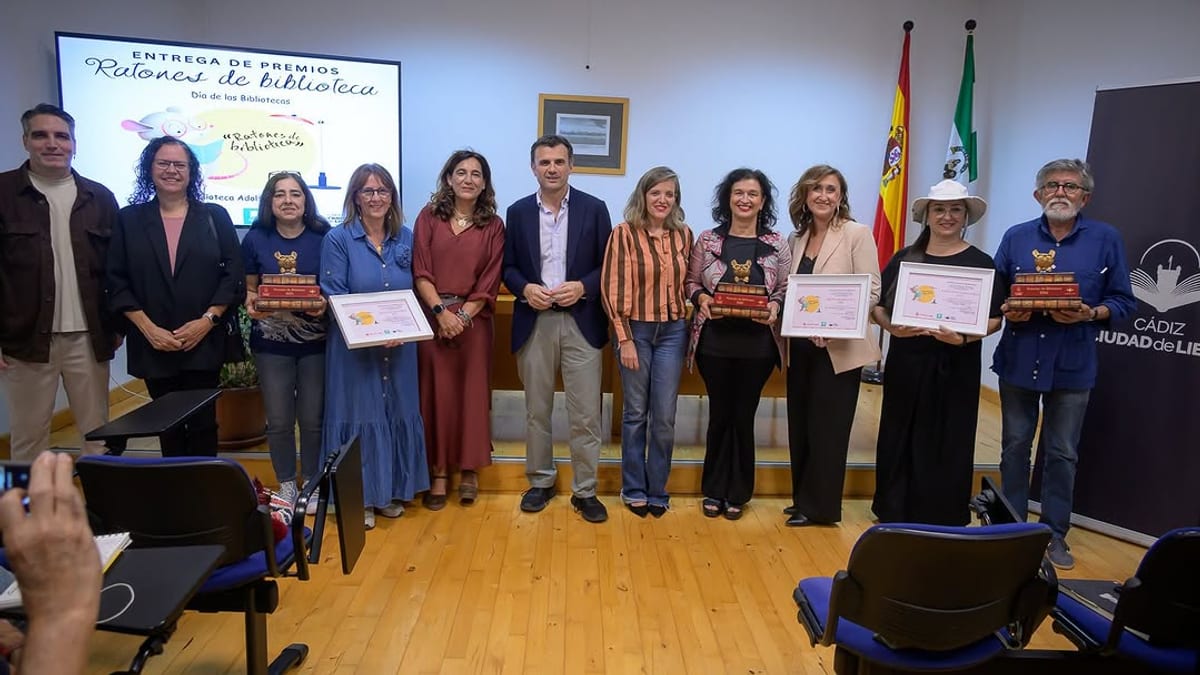Entrega de Premios Ratones de Biblioteca en Cádiz, con representantes de Sketch Jueves, Canal Sur y colegio Josefina Pascual