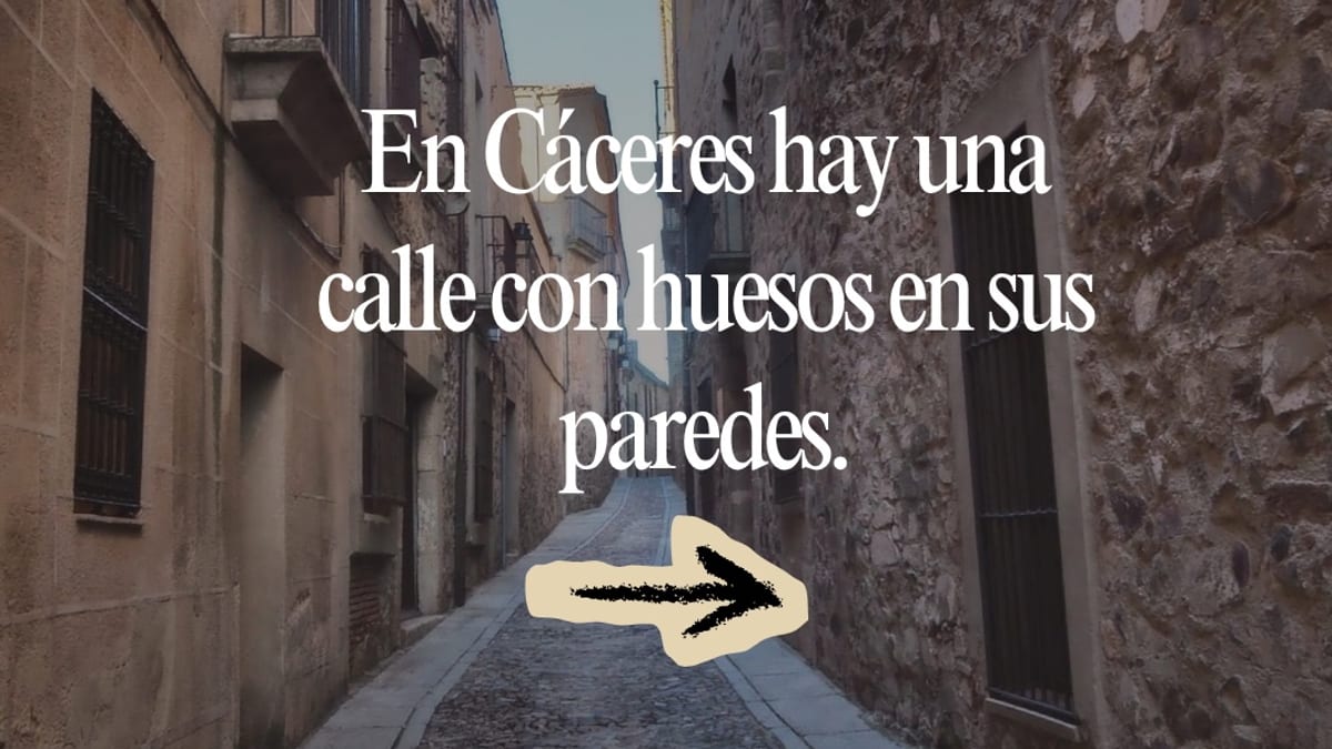 Detalle de las paredes del Callejón de los Huesos en el casco histórico de Cáceres mostrando restos de antiguos enterramientos