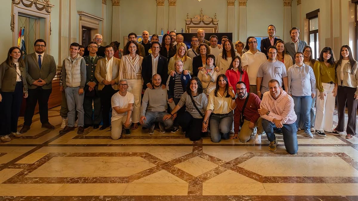 Presentación del calendario solidario 2027 de AVADI Down con el Recreativo de Huelva, mostrando las historias de inclusión de personas con discapacidad intelectual