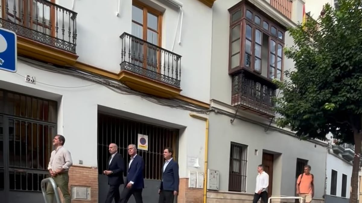 Calle Castilla de Triana tras finalizar la reforma con nuevo pavimento de adoquín