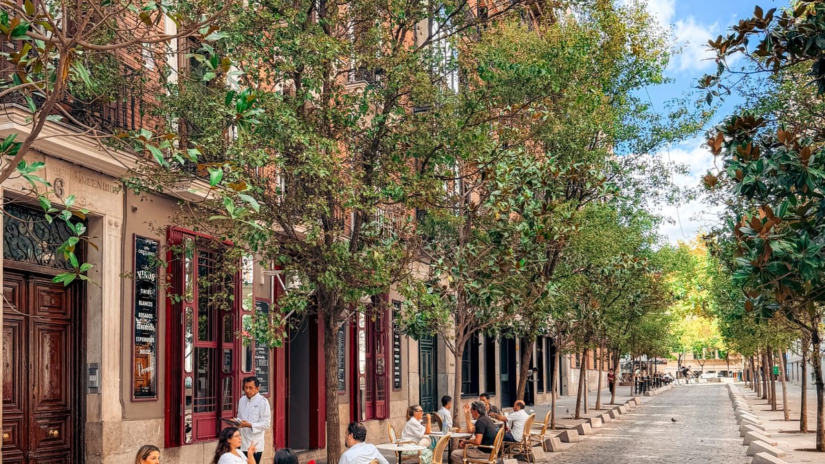 Calle Orellana en el barrio Salesas de Madrid con arquitectura tradicional y encanto madrileño
