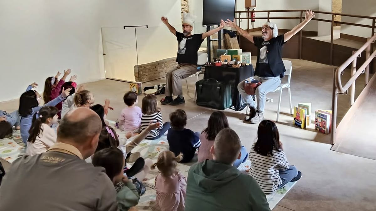 Niños disfrutando del espectáculo Cocinando cuentos en el espacio cultural CALMA de Tomelloso