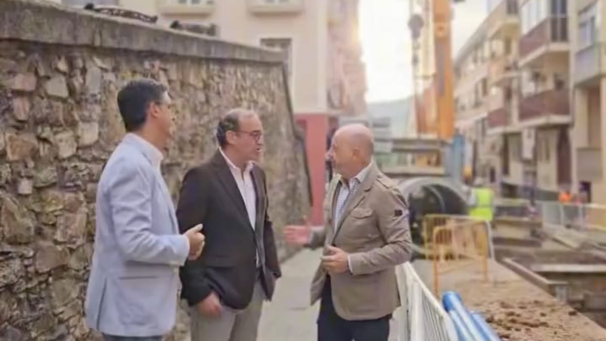 Trabajos de instalación de tuberías en Camino Llano, Cáceres, en fase de especial complejidad para mejora de saneamiento
