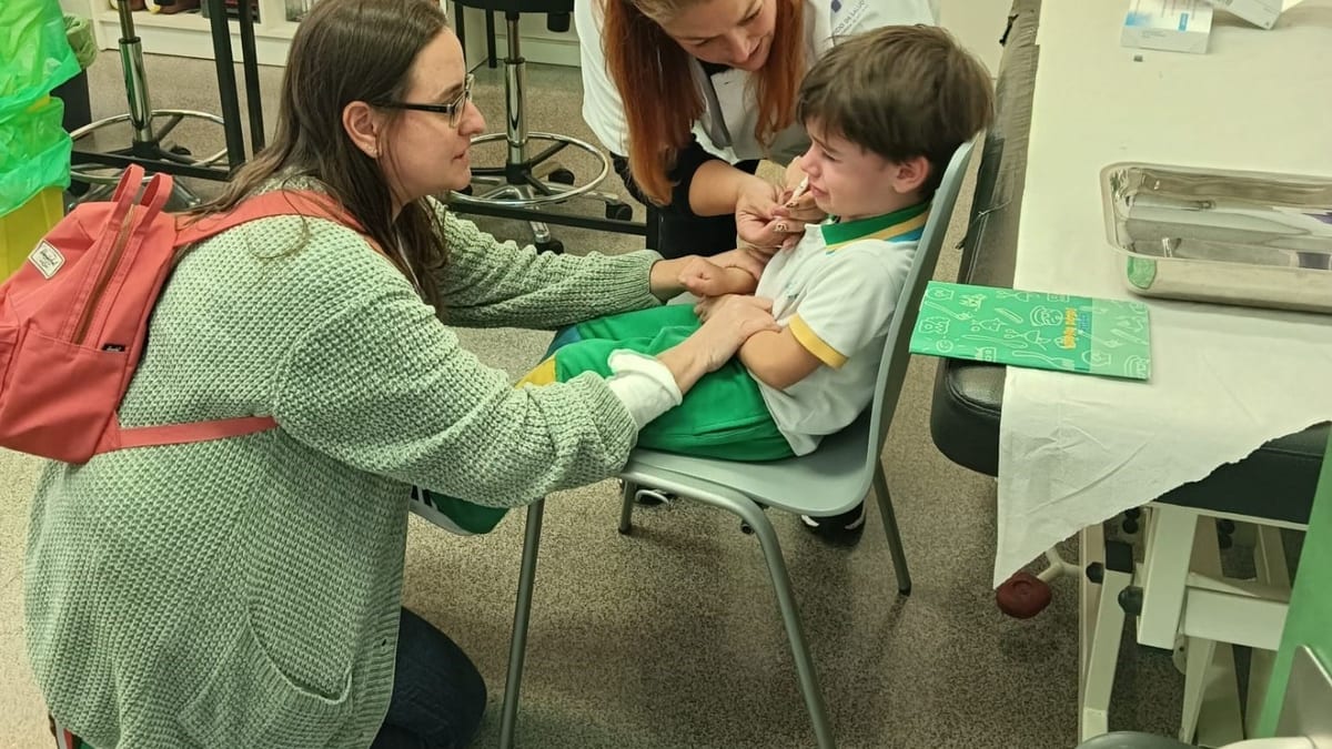 Vacunación antigripal en una niña pequeña durante la campaña de inmunización del Principado de Asturias