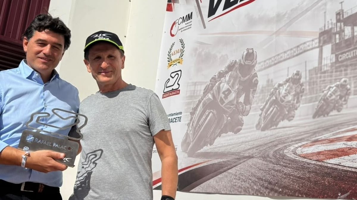 Participantes y aficionados en las carreras del Campeonato de Castilla-La Mancha de Velocidad en el Circuito de Albacete con motos en competición