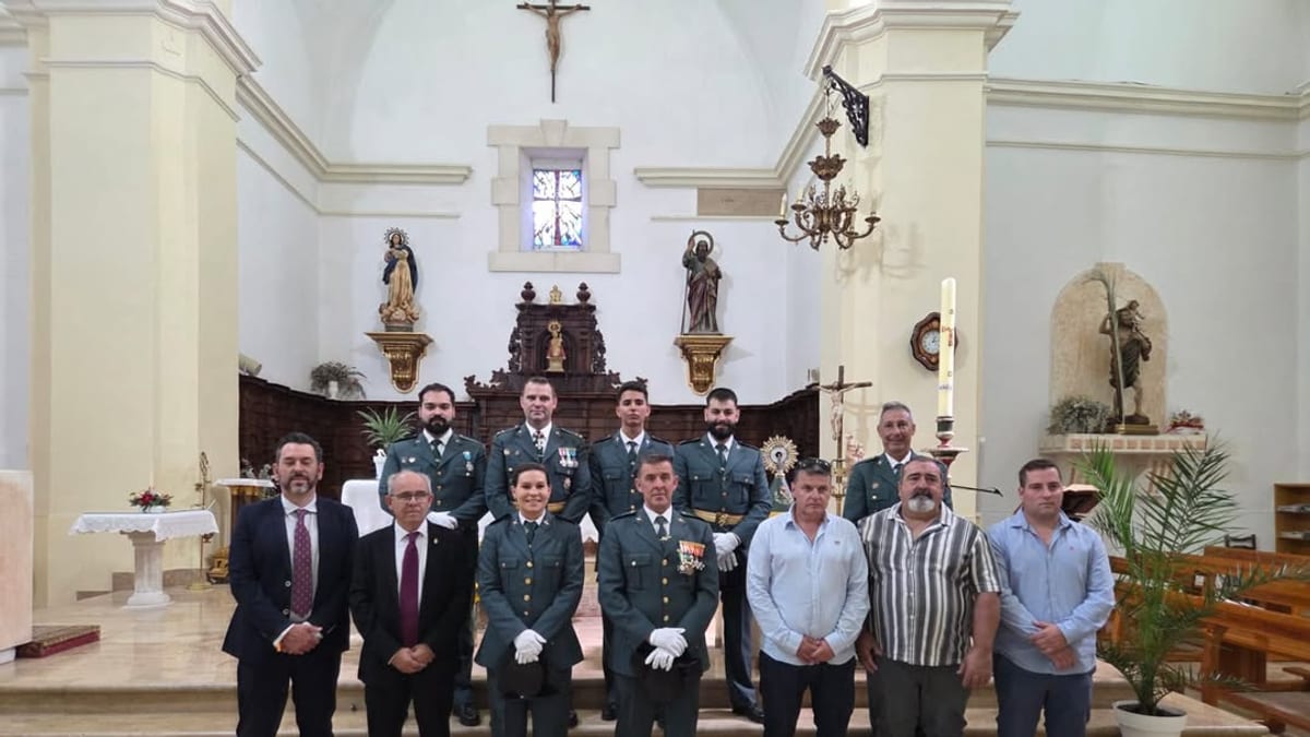 Acto conmemorativo del Día de la Hispanidad en Campillo de Altobuey con representantes institucionales y miembros de la Guardia Civil en el interior de una iglesia