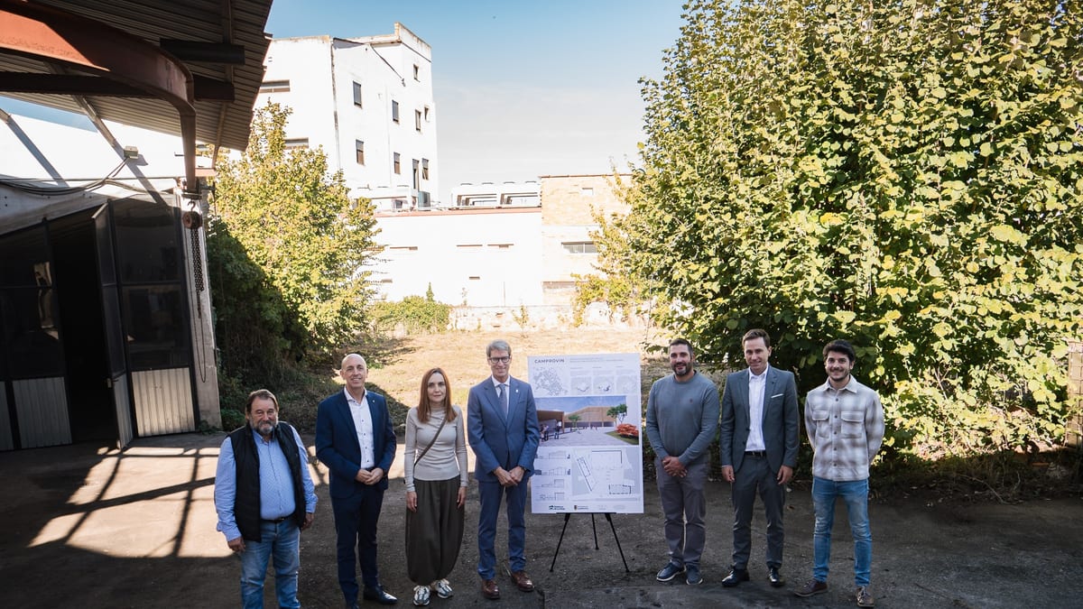 Grupo de personas con el plano de proyecto del espacio público de Camprovín