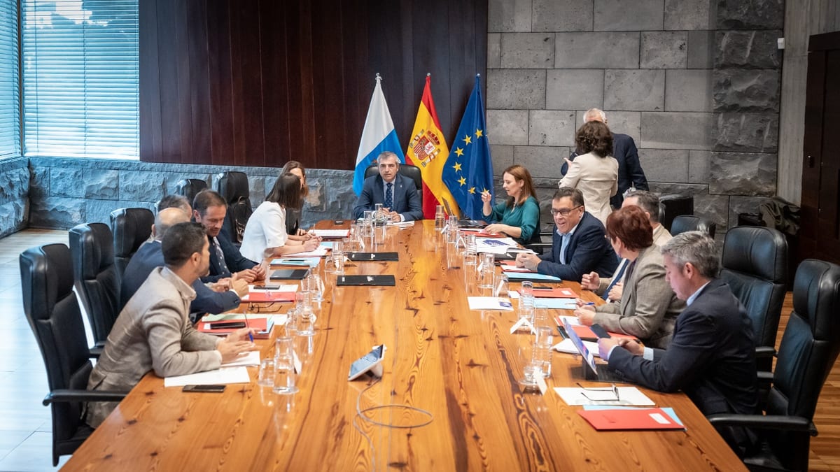 Reunión del Consejo de Gobierno de Canarias en sala de conferencias con banderas autonómica, española y europea