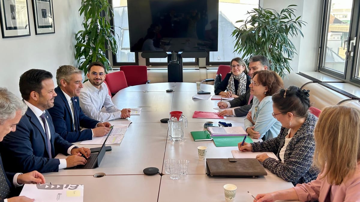 Reunión de negocios del consejero Narvay Quintero con la directora general de Agricultura de la Comisión Europea en una sala de conferencias