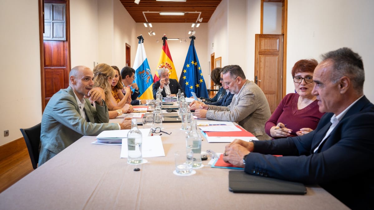 Reunión del Consejo de Gobierno de Canarias con banderas de Canarias, España y la Unión Europea en la sala de conferencias