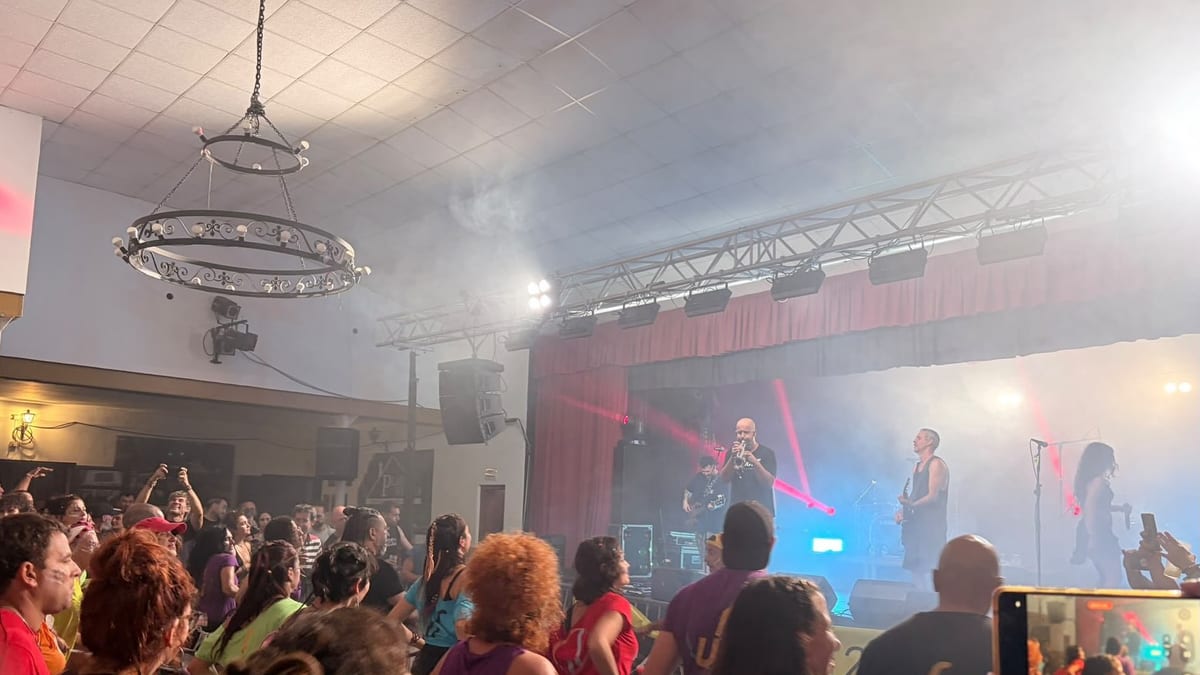 Momento del festival Candón Rock en Huelva con público, bandas y autoridades locales en una edición dedicada a Berrocal