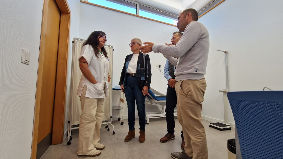 Consejera de Salud visitando el centro de salud de Cangas de Onís durante la incorporación del nuevo equipo de medicina y enfermería
