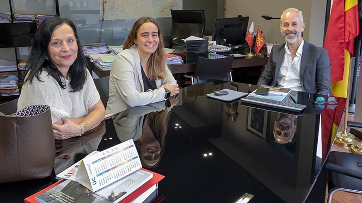 El consejero de Educación de Cantabria en reunión con representantes de APTACAN
