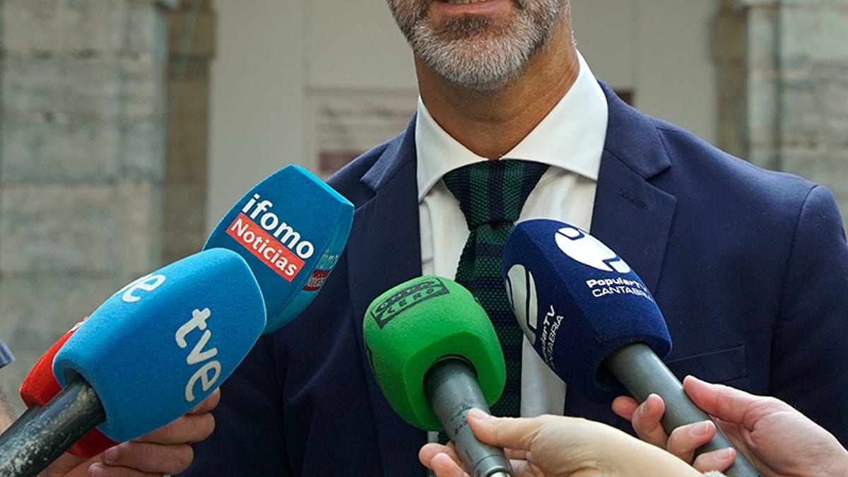 Imagen de la presentación de la ley de Cantabria que reconoce al profesorado como autoridad y consolida la convivencia escolar